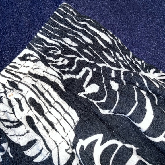 Handmade leaf patterned pants - Picture 3 of 5